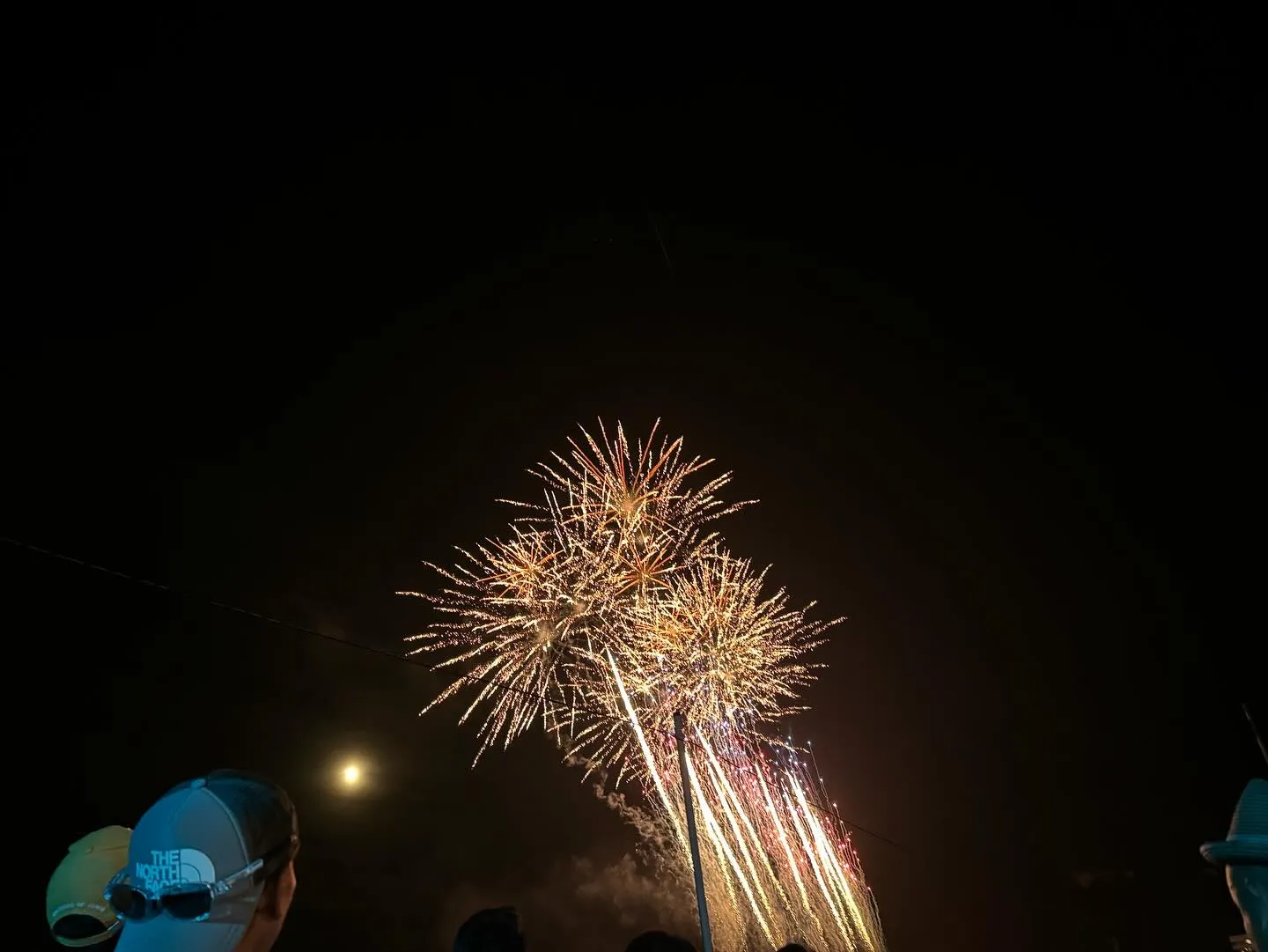 昨夜、白浜海岸での花火大会は、これからの夏シーズンの始まりを...