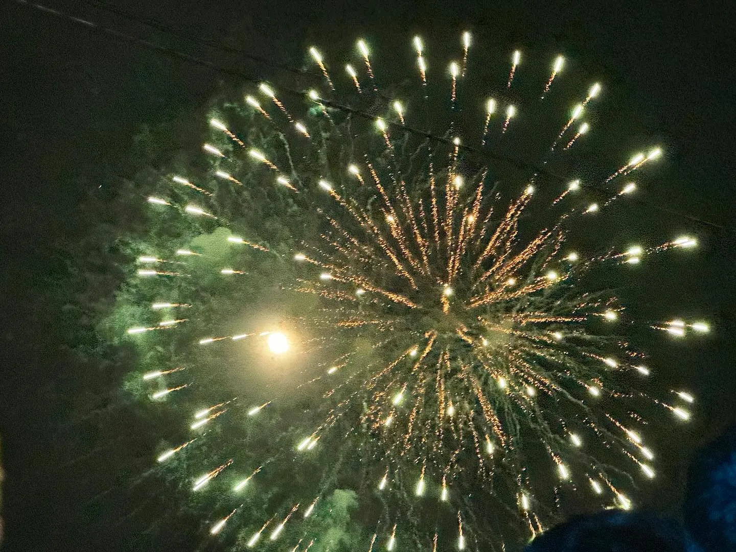 昨夜、白浜海岸での花火大会は、これからの夏シーズンの始まりを...