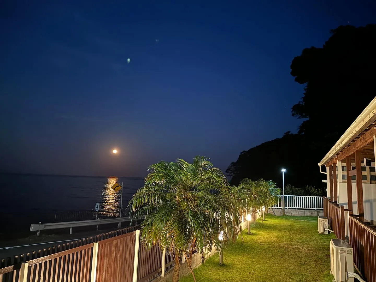 昨夜、白浜海岸での花火大会は、これからの夏シーズンの始まりを...